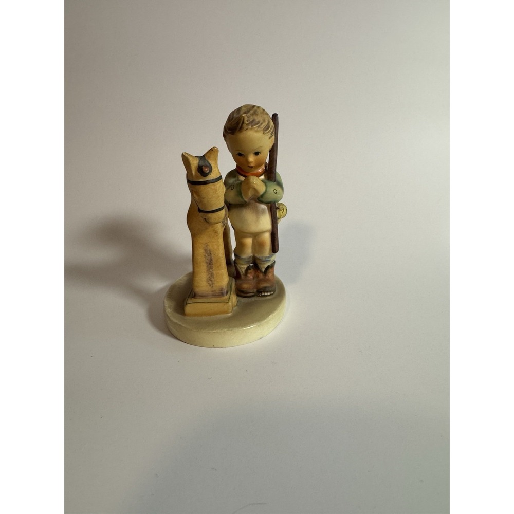Hummel figurine titled "Prayer Before Battle" (Hummel #20)‎